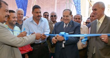 بالصور.. محافظ سوهاج يفتتح معرض "أهلا بالعيد أهلا مدرستى"